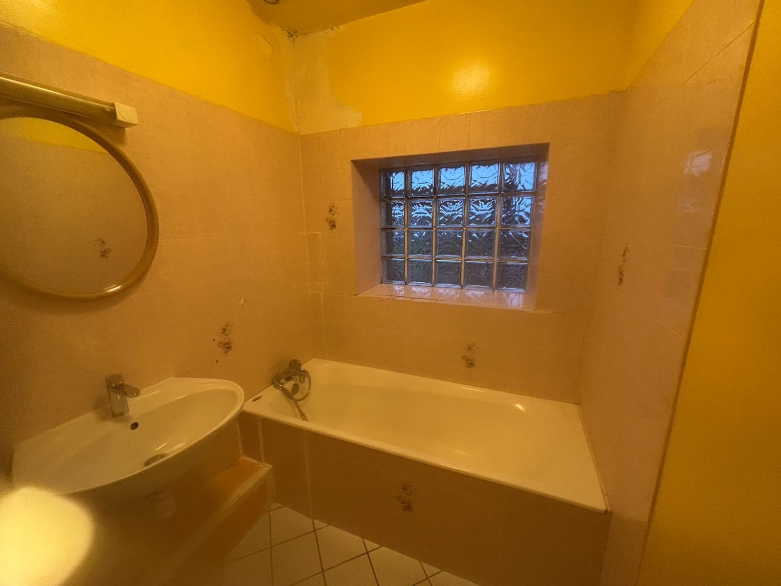 Rénovation d’une salle de bain avec pavés de verre avant travaux