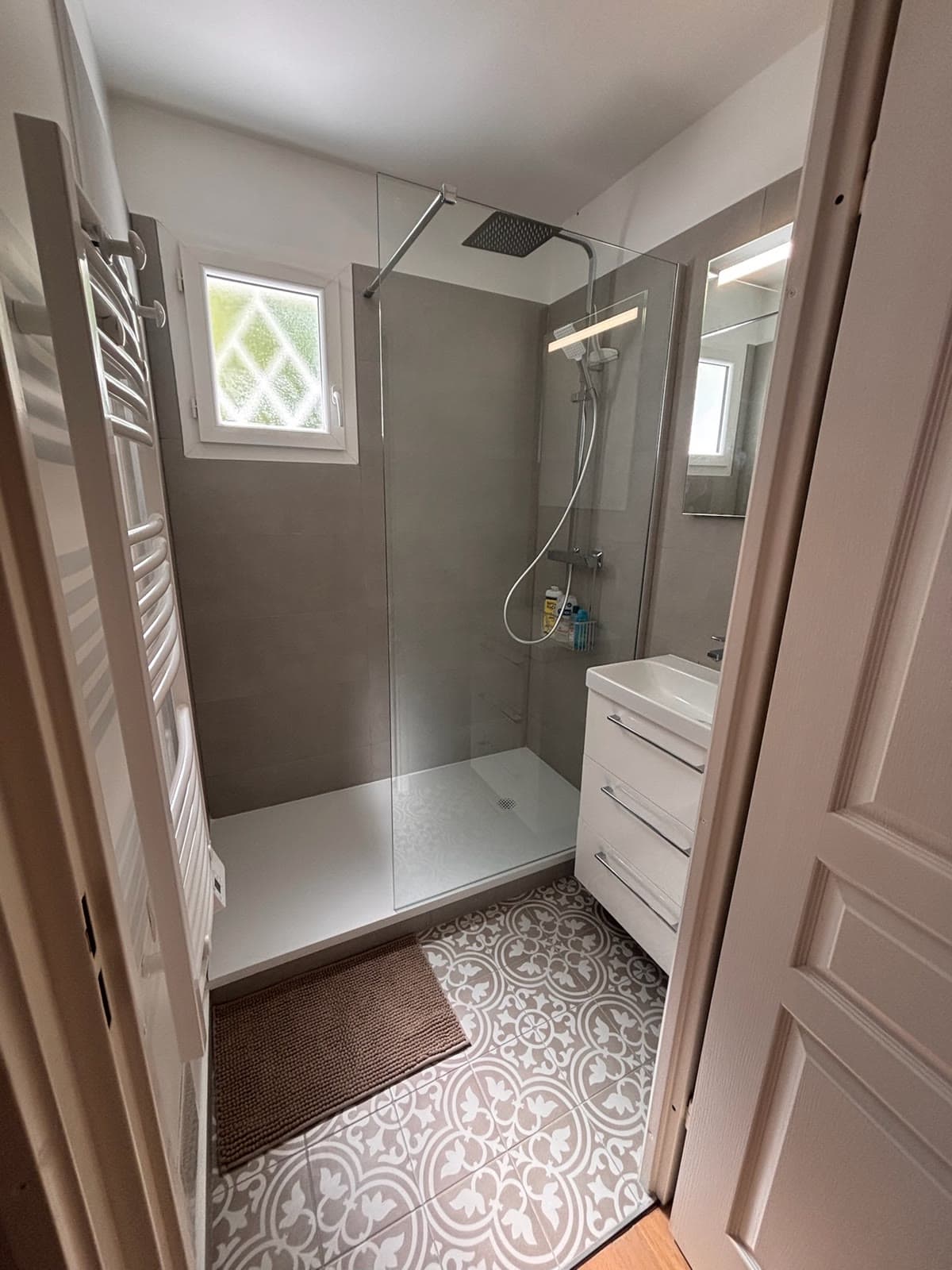 Douche terminée dans la petite salle d’eau rénovée