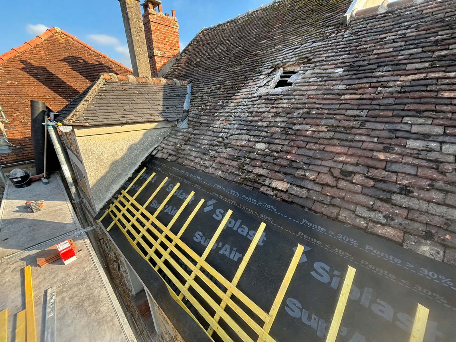 Réfection d’une toiture en tuiles avant travaux