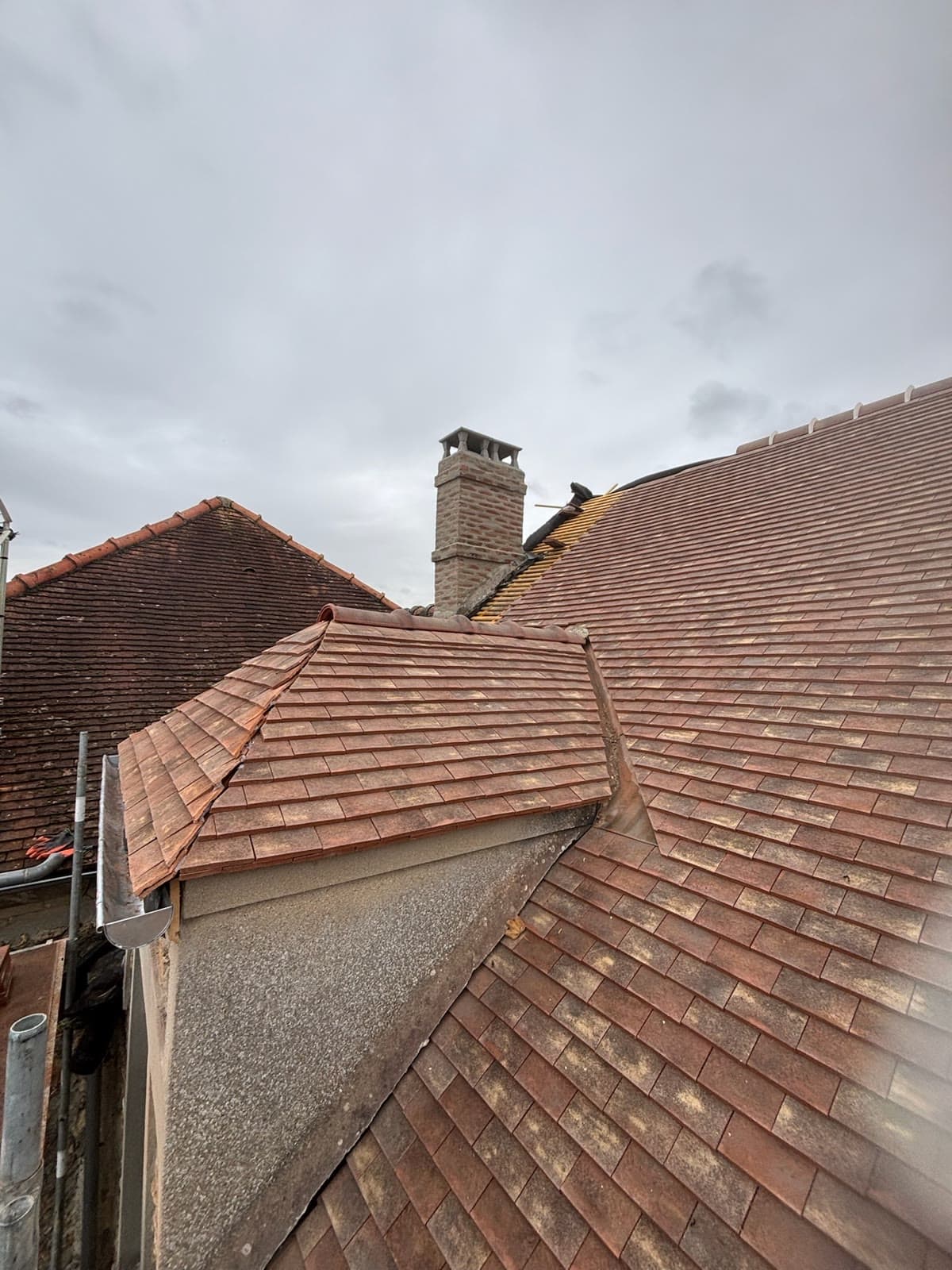 Couverture en tuiles photographiée sur un chantier MD BÂTIMENT