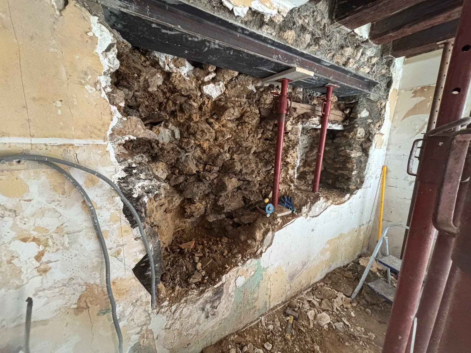 Reprise d’un mur ancien en maçonnerie avec ouverture renforcée