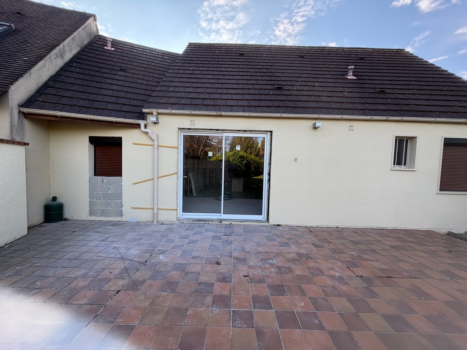 Façade et accès extérieur d’une habitation
