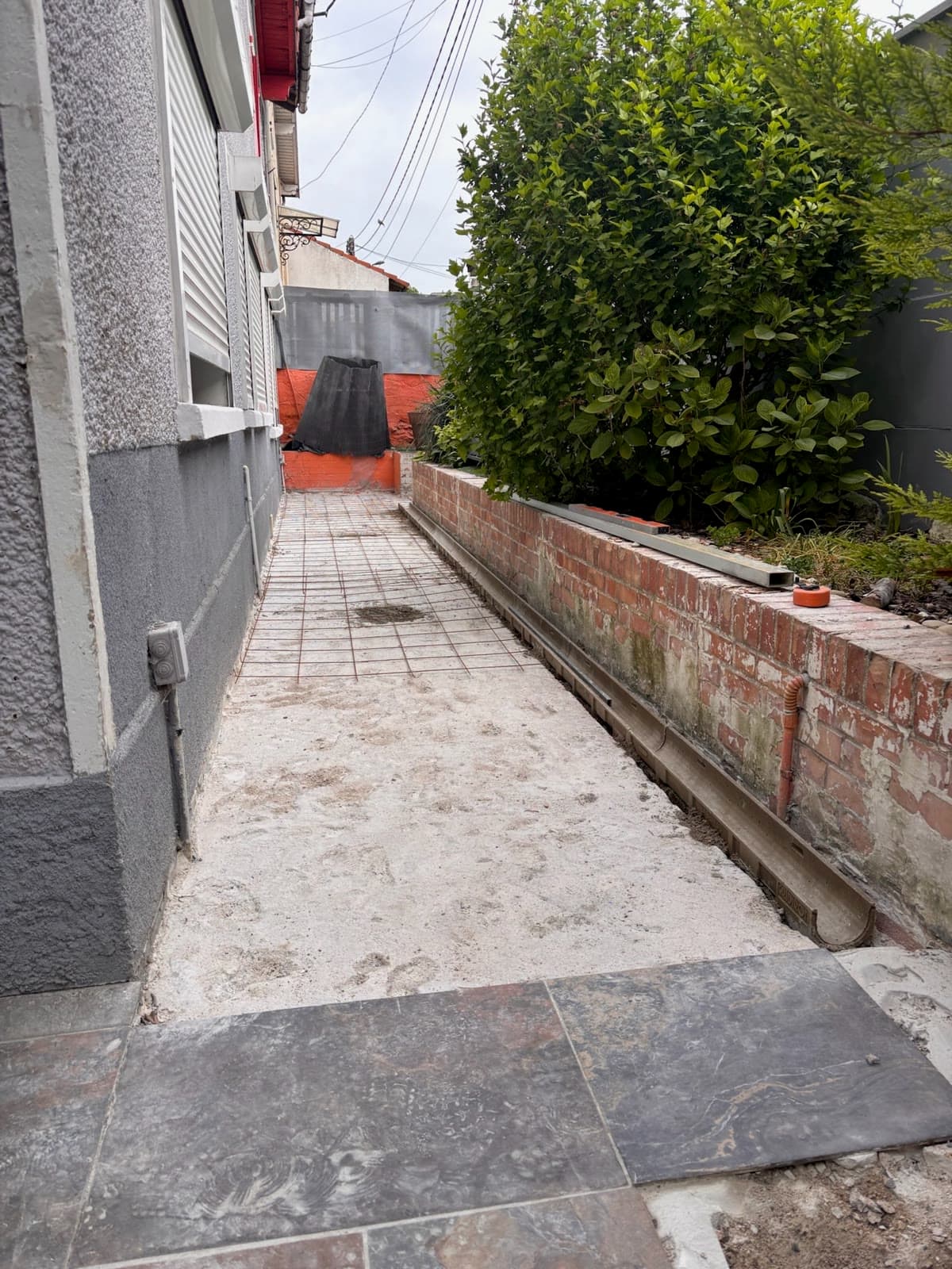 Aménagement d’une allée extérieure avant travaux