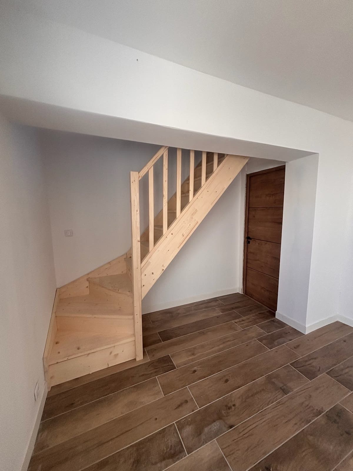 Finitions du sol et de l’escalier dans la pièce rénovée