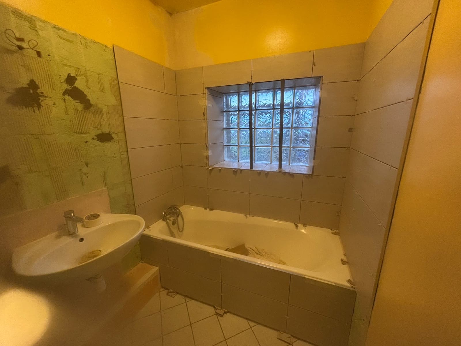 Pose du nouveau carrelage dans la salle de bain