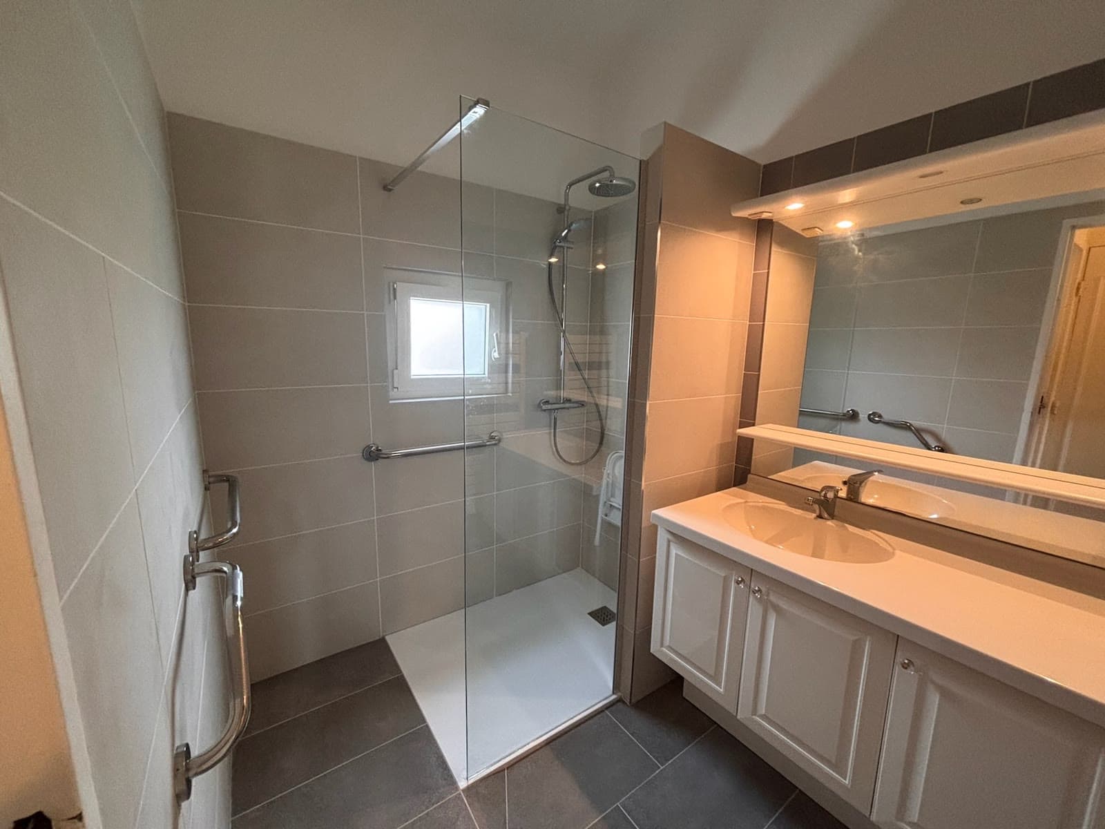 Douche et revêtements de la salle de bain sous pente rénovée