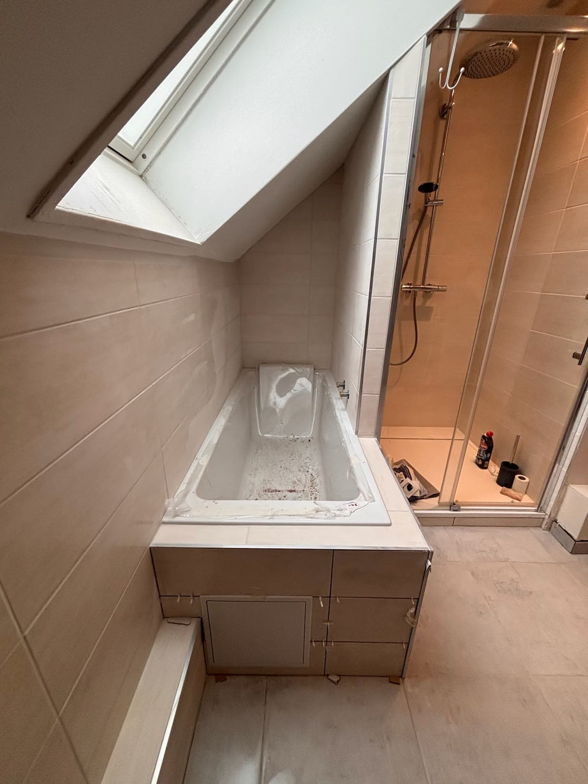 Finitions de la salle de bain sous pente rénovée