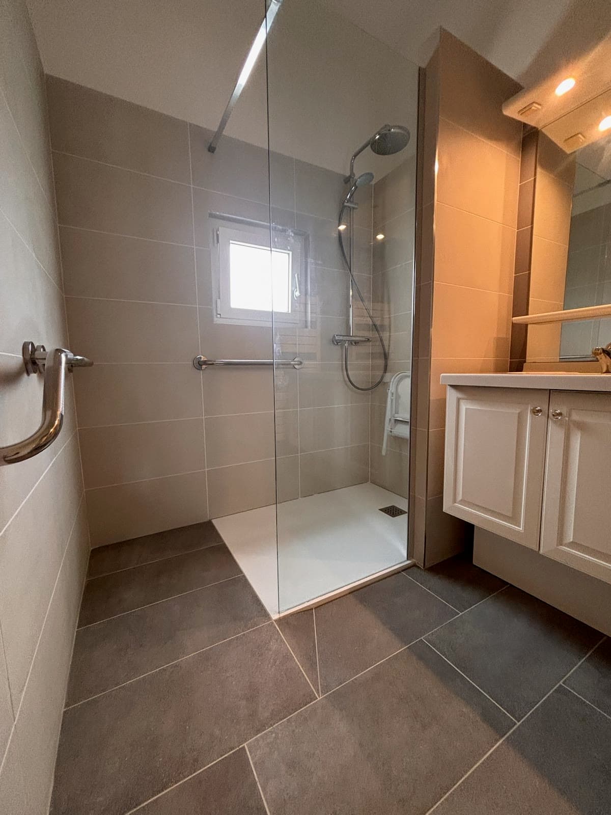 Douche vitrée et meuble vasque de la même salle de bain sous pente
